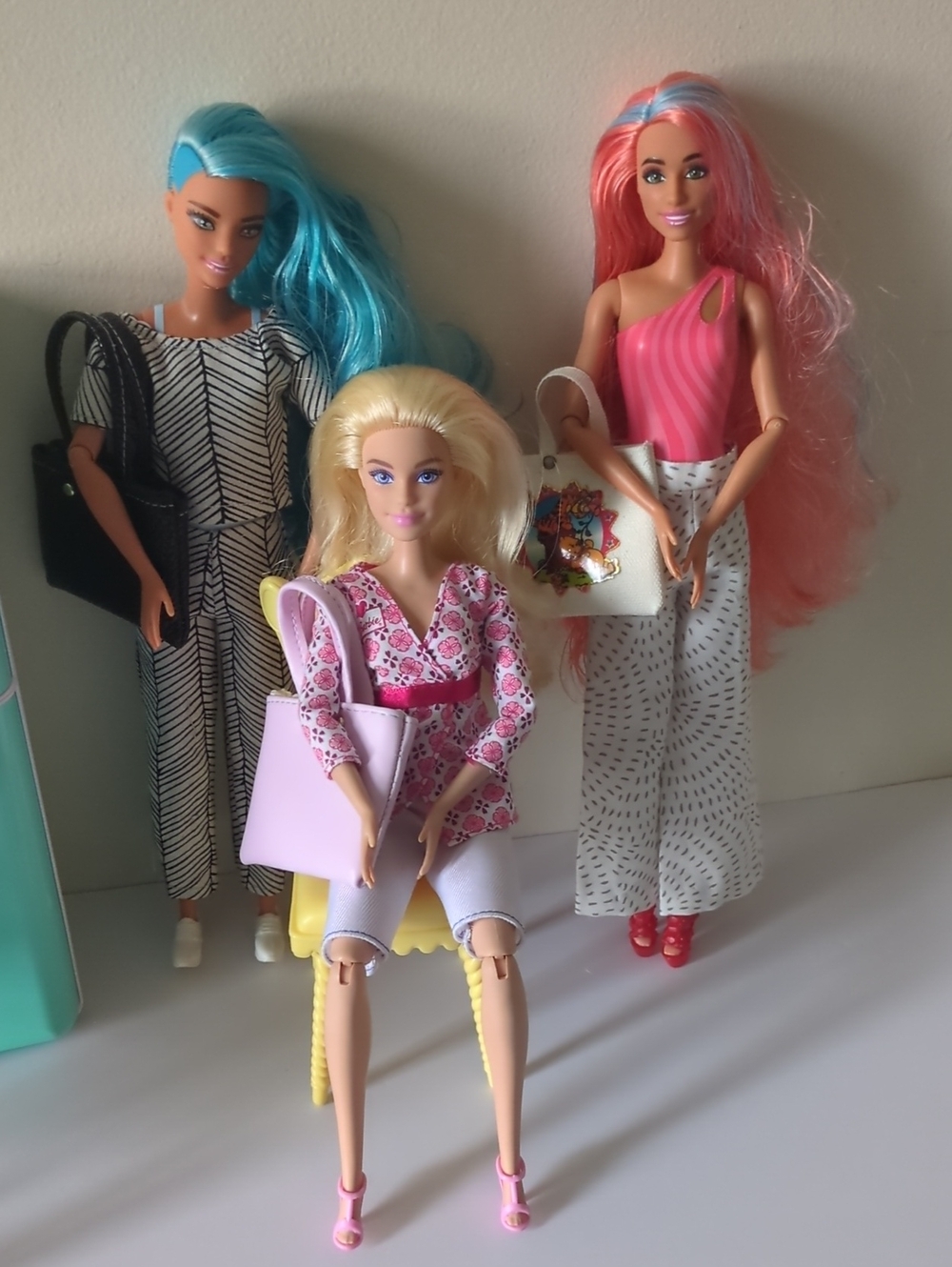lot of 4 Articulated Barbies dolls and Mini Fridge Accessory - Picture 7 of 16